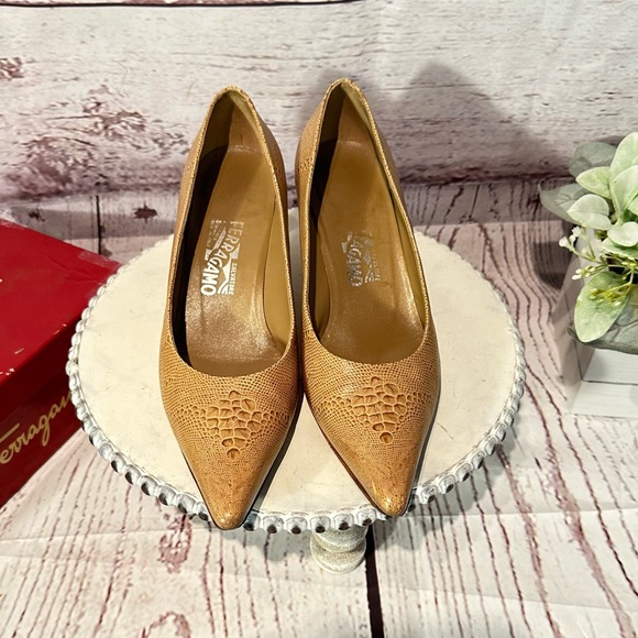 Salvatore Ferragamo Snakeskin Leather PointyToe  Pump Kitten 2” Heel Shoe Size 8 - Picture 2 of 16